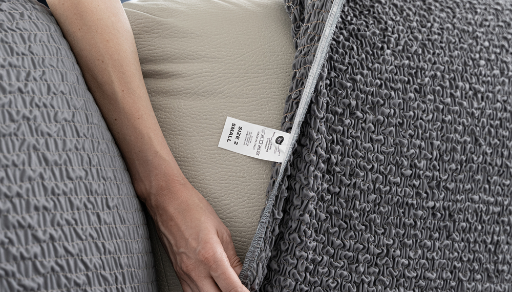 Všitý bílý štítek SIZE 2 SMALL · MADE IN ITALY na hraně potahu